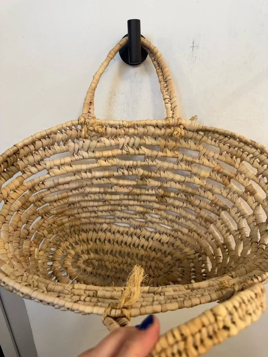 Handwoven straw basket tote - Picture 4 of 5